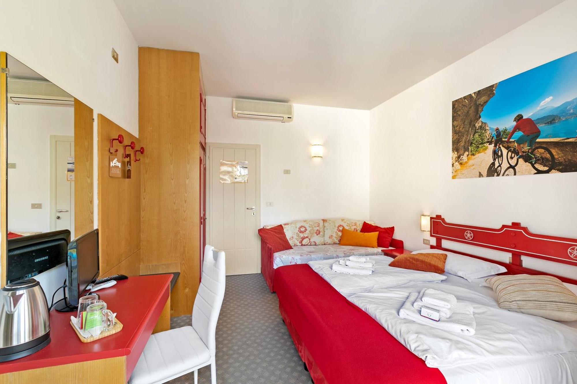 Bike & Wind Hotel Villa Maria Torbole Sul Garda Extérieur photo